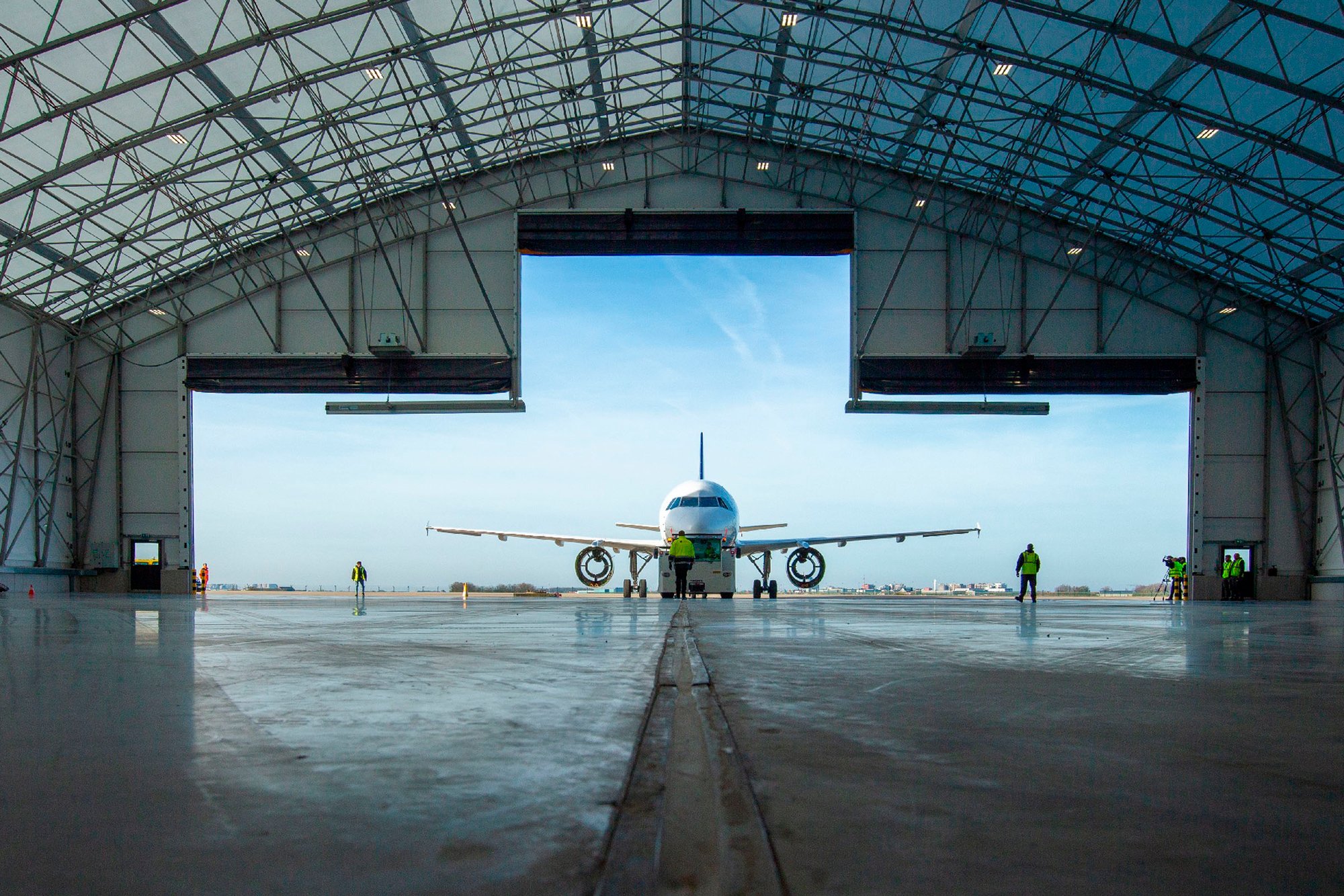 aeroplane-coming-in-the-hall