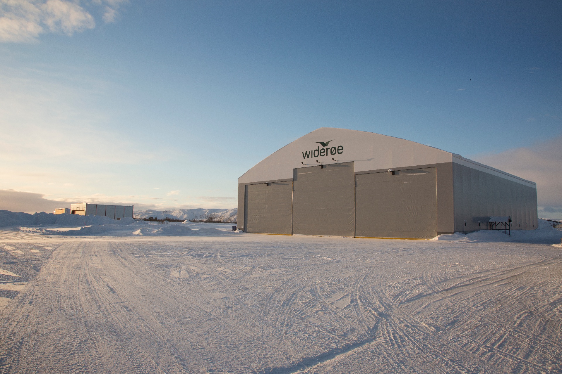 Best-Hall_3526_Wideroe_Kirkenes (2)-1